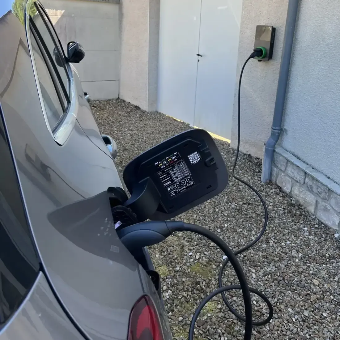 Borne de recharge IRVE à Cergy